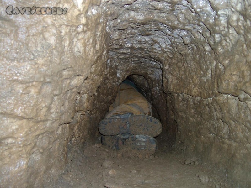 Höhle in Loch: Der wohl wahrscheinlichste Weg in den zweiten Teil der Höhle. Durch uns jedoch nicht bekriechbar.