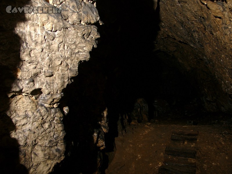 Höhnbergtunnelhöhle: Das Ende des linken Höhlenteils - bereits mit Stufen ausgebaut - welch wahnsinniger hier wohl seine Zeit verschwendet hat?