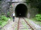 Höhnbergtunnelhöhle - Der Tunneleingang mit Wipplinger. Zu erkennen an den extrem muskulösen Waden und den beiden Peli-Boxen.