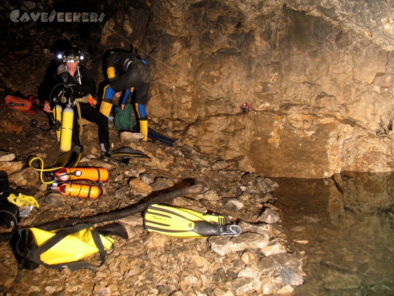 Höhnbergtunnelhöhle: CaveSeekers am Strand.