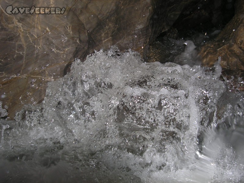 Hölloch im Mahdtal: Hölloch, die Hölle bei Hochwasser.