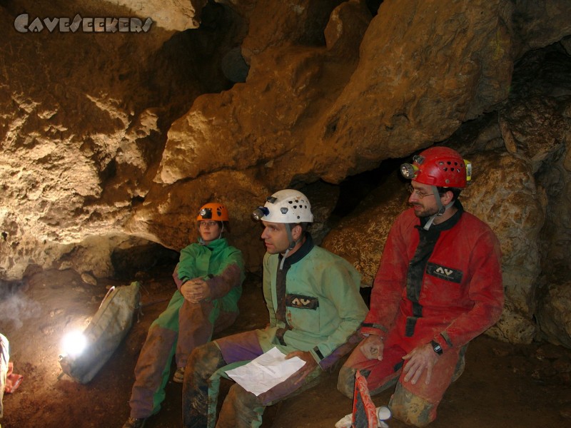 Hohberghöhle: Einsatzbesprechung. Gut zu erkennen: Die Skizze aus dem Jahre 2003. Sehr hilfreich.
