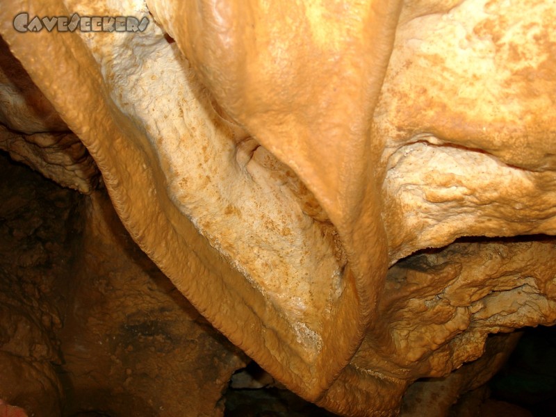 Hohberghöhle: Ganz alter Sinter.