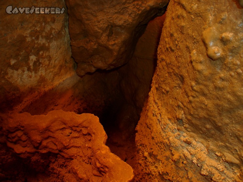 Hohberghöhle: Anderes längst trockengetretenes Sinterbecken.
