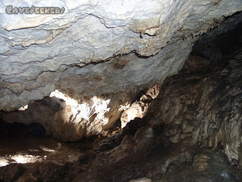 Hungenberghöhle: Der versinterte Hauptraum. Schräg abfallend.