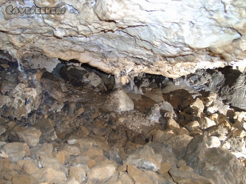 Hungenberghöhle: Versinterung im schräg abfallenden Hauptraum 2.