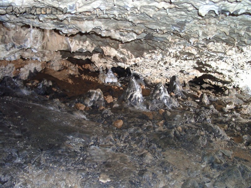 Hungenberghöhle: Versinterung im schräg abfallenden Hauptraum 3.