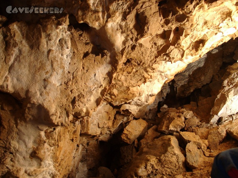 Hungenberghöhle: Sägezahnsinter, der nur von Menschen unter 150kg live bewundert werden kann.