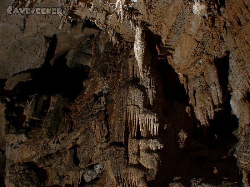 Jama Za Teglovko: Einstiegsschacht von der Seite. Mit Seil.