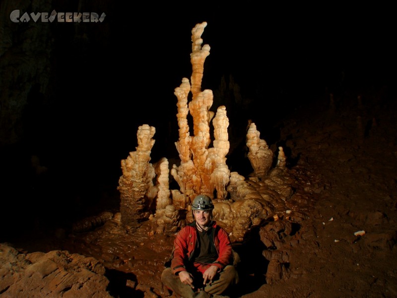 Jama v Partu pri ogradi: Wolfram im Glück. Am Finger verletzt.