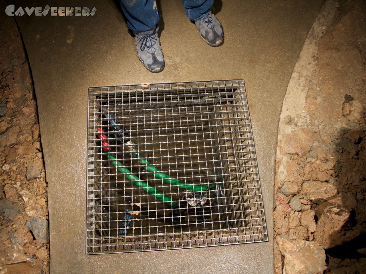 Jeskyně Balcarka: Wasserpumpe oder ähnliches. Wurde ausgiebig besprochen - aber nichts wurde verstanden.