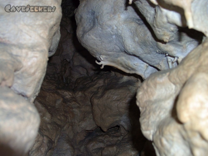 Jubiläumshöhle: Starke Anomalien im Erdmagnetfeld führen stellenweise zu physikalisch unmöglichen Sinterbildungen.