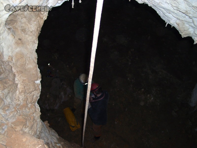 Jubiläumshöhle: Kleine Auf- und Abseilübung.