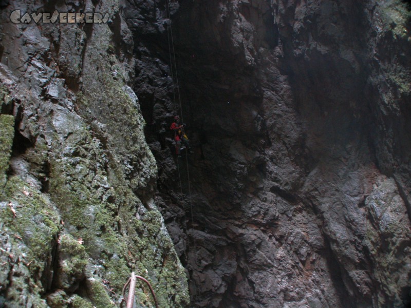 Kacna Jama: Etwa 60 Meter tief und noch taghell