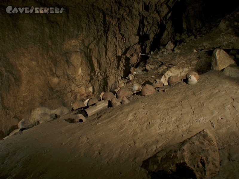 Kacna Jama: Das Foto Nummer Eins: Das Sammelgrab im ewigen Dreck.