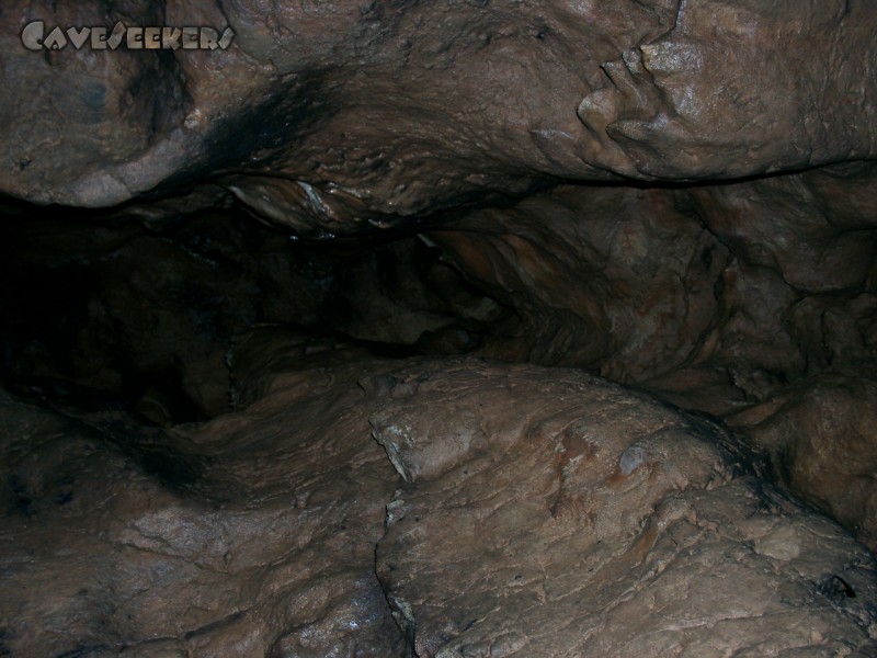 Klausenhöhlen: Die Decke zieht sich canyonartig nach oben.