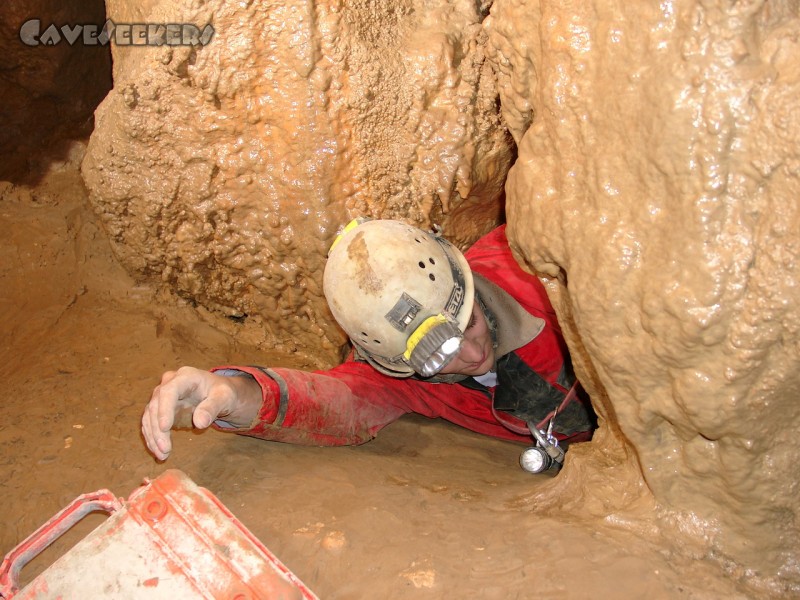 Klausenhöhlen: Herr Kreil beim mühelosen Einfahren in ein Loch, welches später noch größere Schwierigkeiten machen sollte.