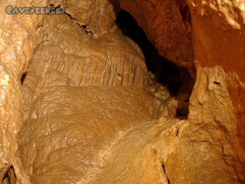 Klufthöhle A: Im oberne Teil des Spalts. Von hier aus kann man auch ohne Seil das Loch verlassen. Nichts für Rantzenmeister