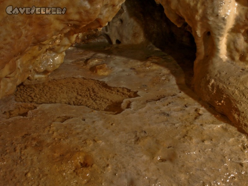 Klufthöhle A: Viele kleine Sinterbecken.