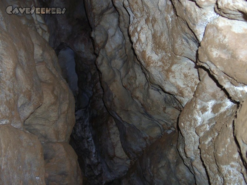 Kollerberghöhle: Über dem grossen Wasserspalt.