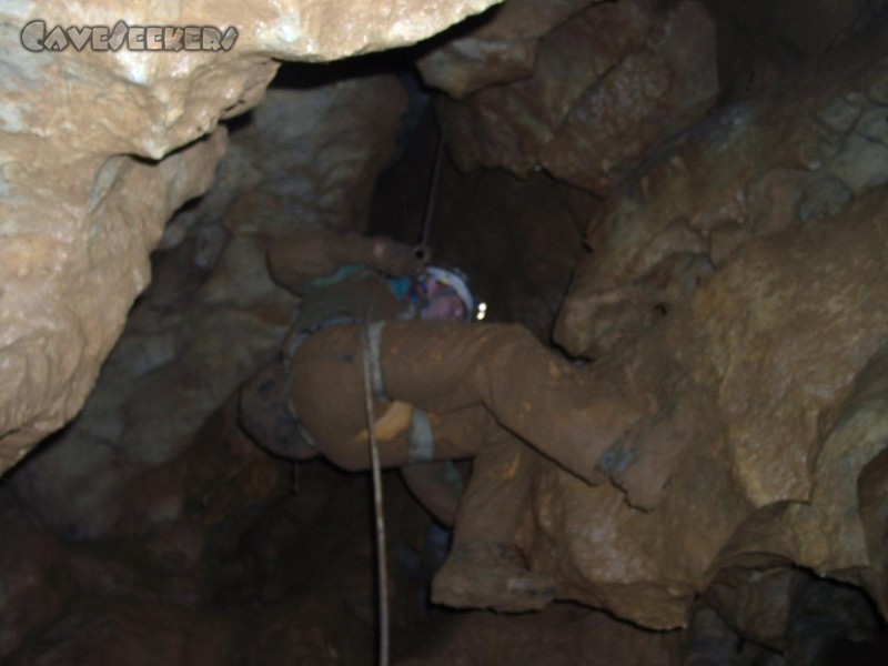 Kollerberghöhle: Sicherheitshalber wird sich hier abgeseilt.