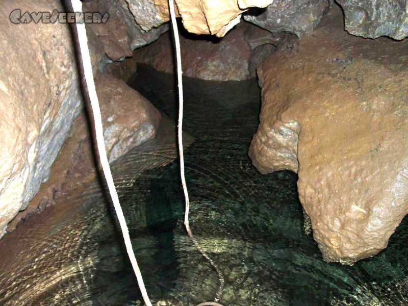Kollerberghöhle: Draussen 40 Grad, innen kristallklares Wasser.