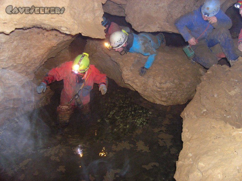 Kollerberghöhle: Vorsichtiges herantasten an das feuchte Element.