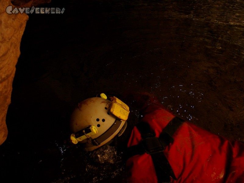 Kollerberghöhle: Herr Kreil kurz vorm Eintauchen.