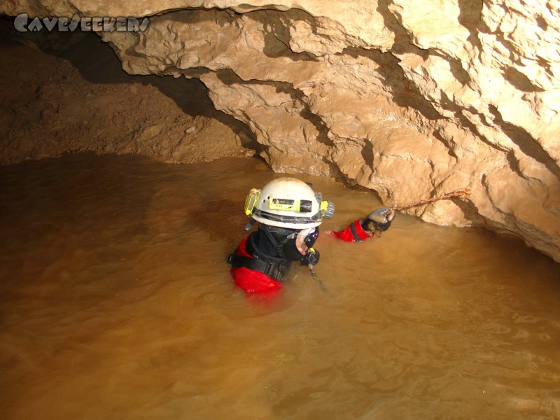 Kollerberghöhle: Kreil bei einer Festigkeitsprüfung.