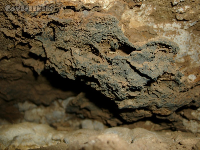 Kollerberghöhle: Kleiner Tropfstein in der Bildmitte - kaum zu erkennen. ca. 0.5cm groß.