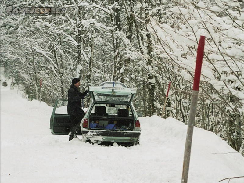 Kühlloch: Im Schnee vor dem Loch.