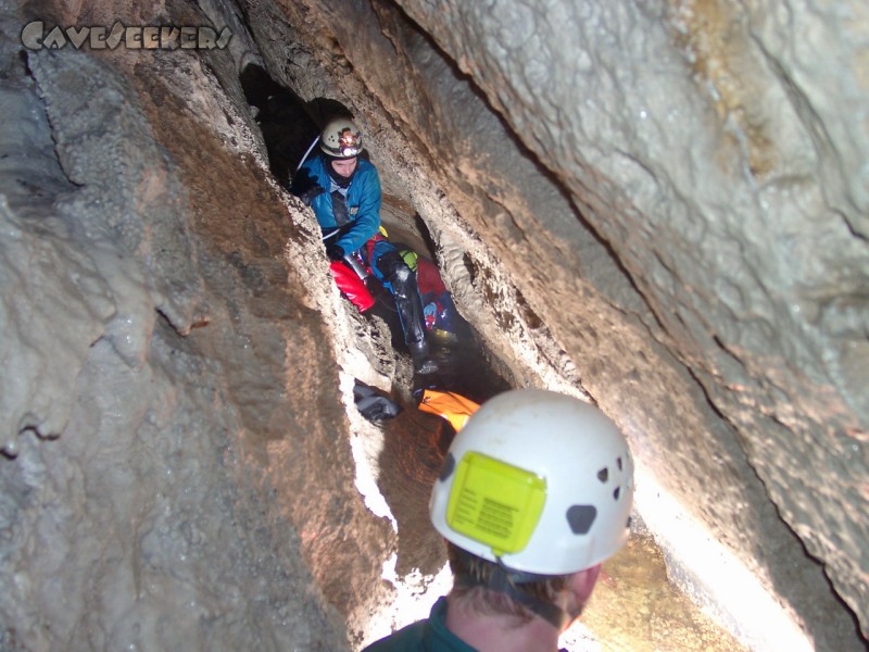 Kühlloch: CaveSeekers über- und untereinander im schrägen Gang zum Siphon.
