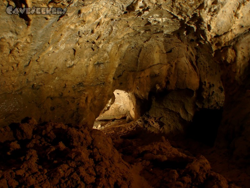 Kühloch: Ein ausgetrocknetes Sinterbecken.