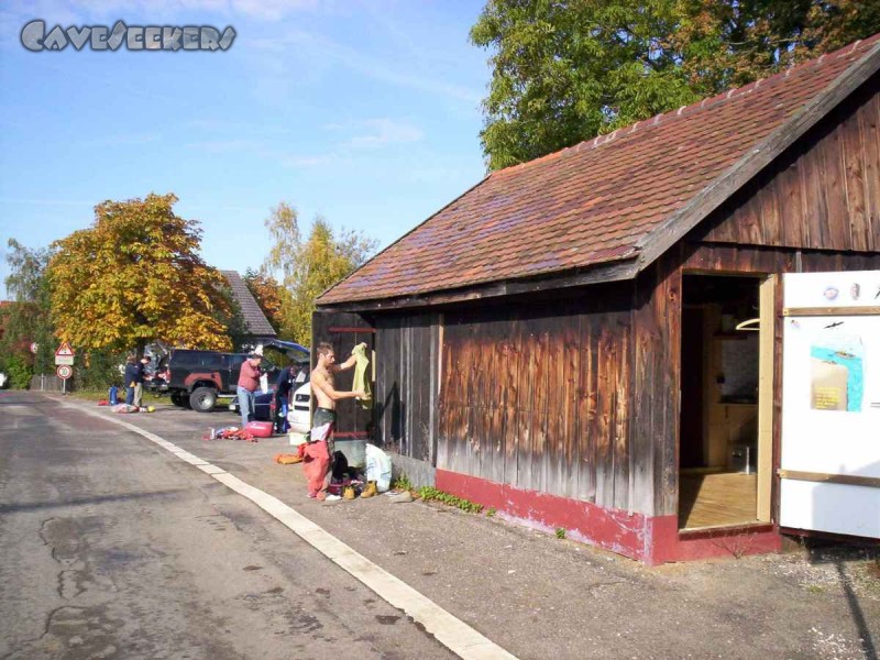 Laierhöhle: Die Umkleider vor dem Haus.