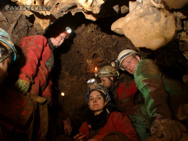 Lichtengrabenhöhle: CaveSeekers: Hang, sich auf kleinstem Raume zusammen zurotten.