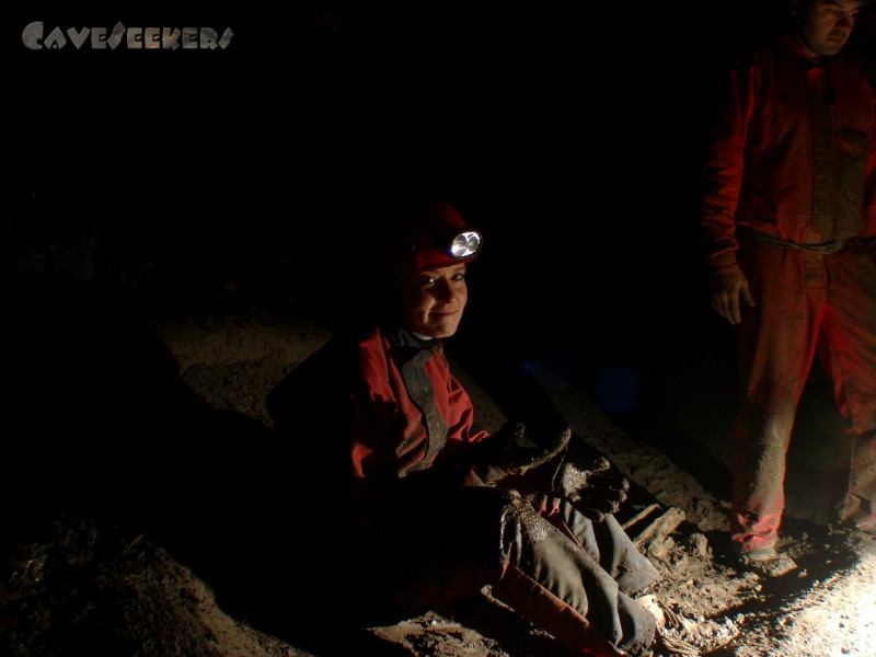 Lichtengrabenhöhle: Bei fröhlichen Spielen im Dreck erwischt: Frau Schnurer.