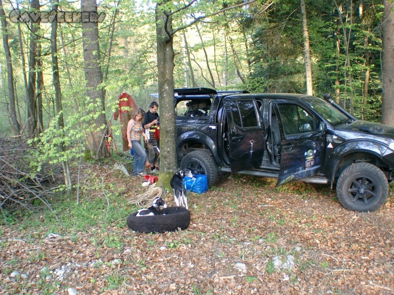 Logarcek Jama: Der CaveSeeker: Direkt am Loch.