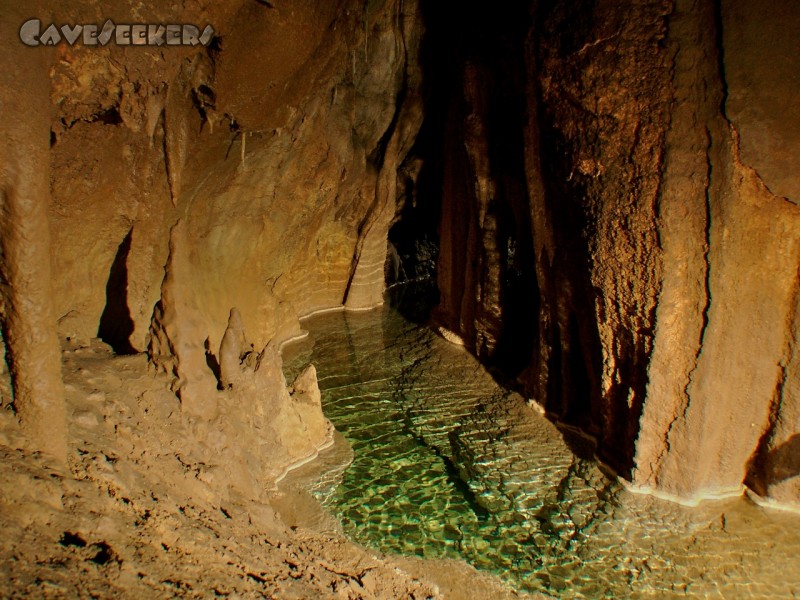 Logarcek Jama: Wenig Wasser im Loch. Wenn, dann ist es dreckig. Nur nicht hier.