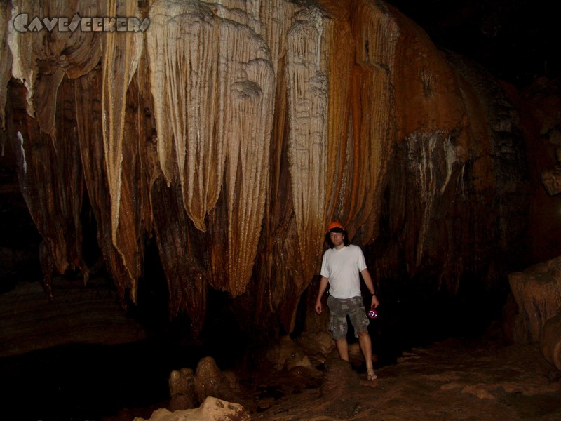Longmen Water Cave: Wipplinger vor einer seiner aktivsten Sinterformation.