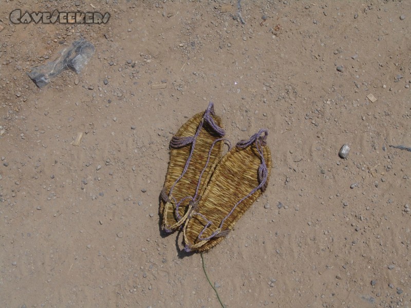 Longmen Water Cave: Achtlos im Sand: Die 50Cent Sandalen.