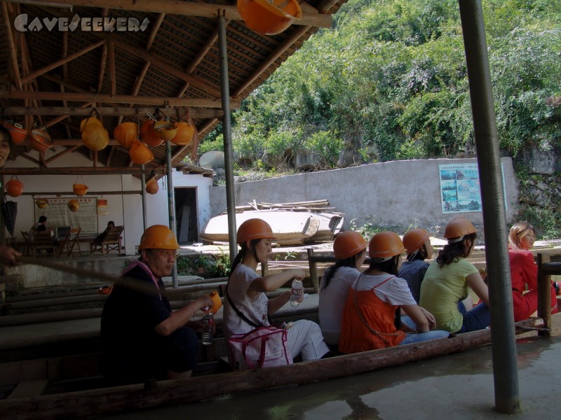 Longmen Water Cave: Die Mitbefahrer. Zu erkennen an dem schicken Helm. Direkt auf der Haut.