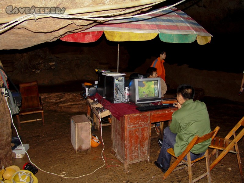 Longmen Water Cave: Die Fotografierstation. Mitten im Loch.