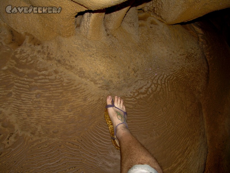 Longmen Water Cave: Sandalen-auf-Sinter-Beweisbild.