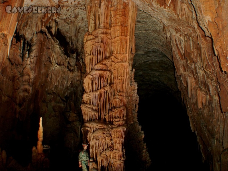 Lp 2: Ungewöhlich: Hier wurde ein Mensch (!) auf das Blid platziert, um die größe des Steintropfs anschaulich zeigen zu können. Im Hintergrund ist sehr schön das vorherschende Profil der Höhle zu erkennen.