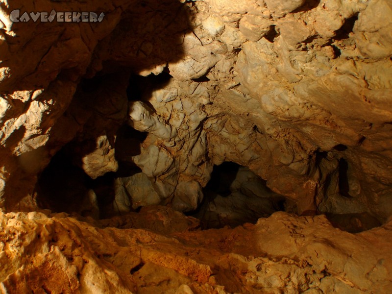 Mammuthöhle: Blick nach oben. Nicht wirklich zu erkennen ist der schöne Blaustich des Gesteins. Man muss wohl dort selbst im Dreck liegen.