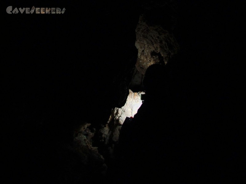 Mangfallsinterdeckenhöhle: Eng - da der freie Platz mit Spinnen geteilt wird.