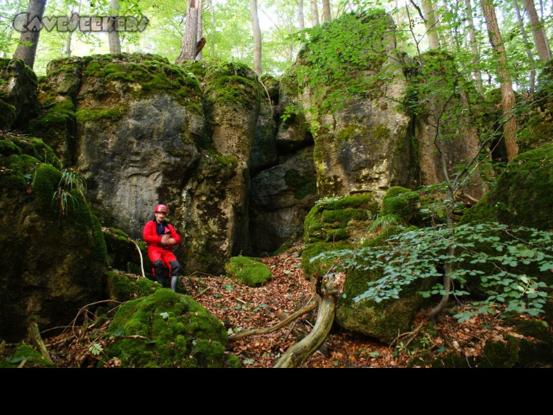 Mannsbergloch: Der Eingang mit verschwommenem Hinterbayern.