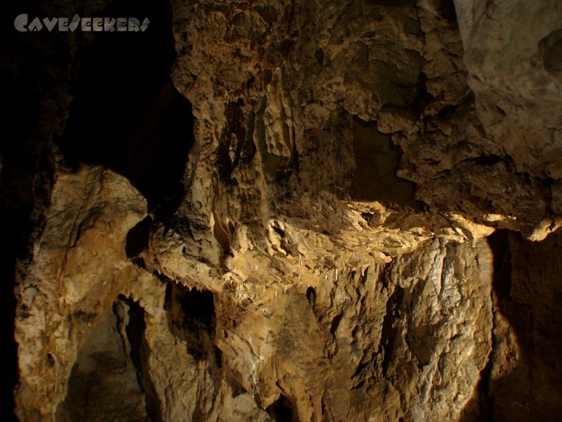 Mördersloch: Die Decke des Hauptraumes von der Seite.