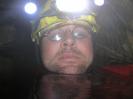 Mordloch - Höhlenfitzner - das Wasser bis zum Kinn. Man beachte die aussergewöhnliche Beleuchtungstechnologie am Helm.