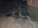 Mutantenkäferponor - Der erste Siphon - gut zu erkennen ist ein ekelhafter Schleim an der Wasseroberfläche. Vermutlich handelt es sich dabei um landwirtschaftliche Abfallprodukte. Macht aber nix, weil wer kommt schon hierher? Das Wasser unter dem Schleim ist dafür aber kristallklar.